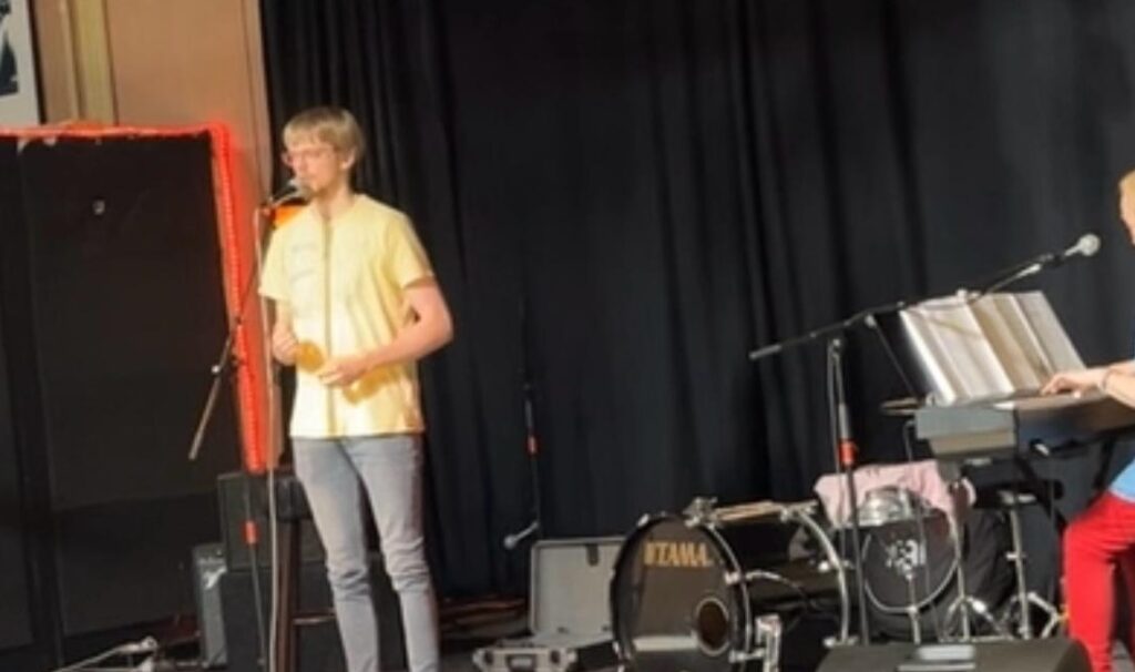 Artiest genaamd Martin Buiter aan het optreden
