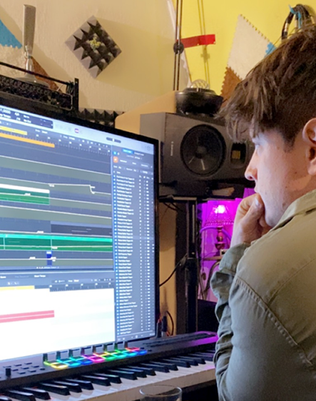 jongen die muziek aan het produceren is