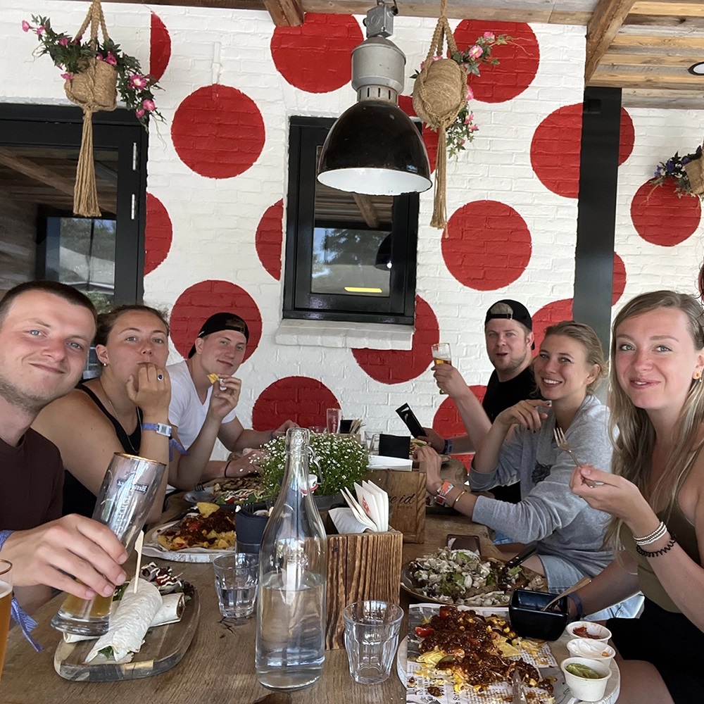 foto van een groep etende mensen waaronder ferdy camping en jeroen kiers