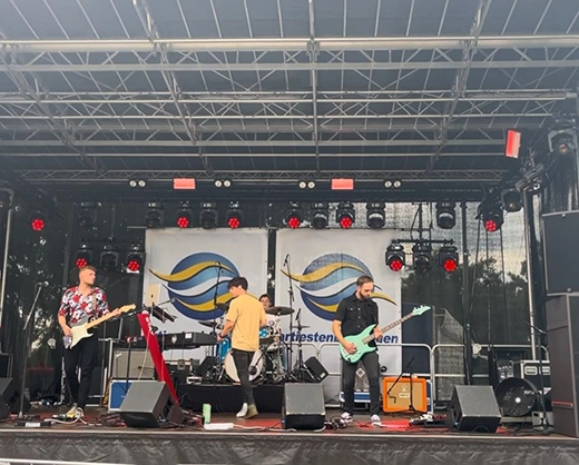 foto van een band die aan het optreden is
