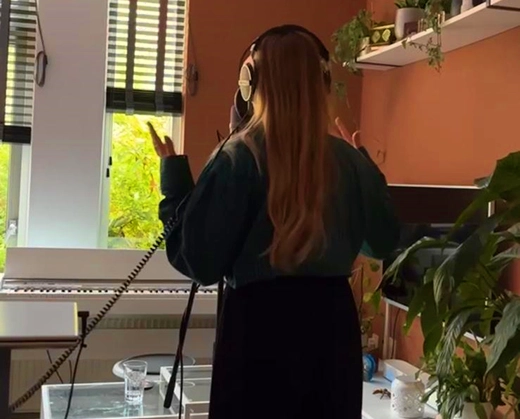 foto van een meid die zangles krijgt met microfoontechnieken