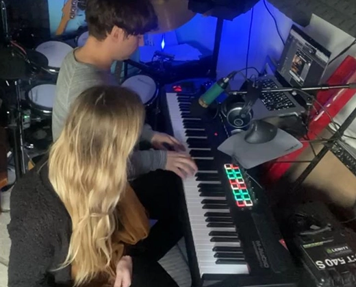 foto van twee mensen die aan het songwriten zijn