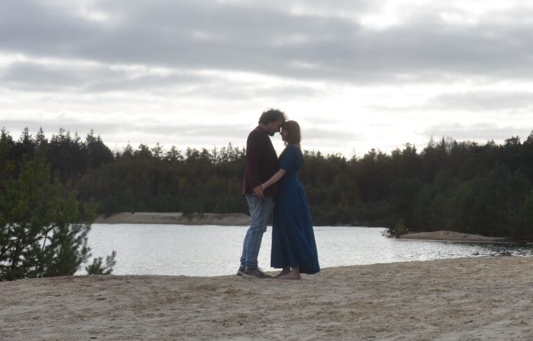 Snapshot uit de videoclip van ‘Return The Favour’ – een tijdloos liefdeslied over hoop en verlangen.