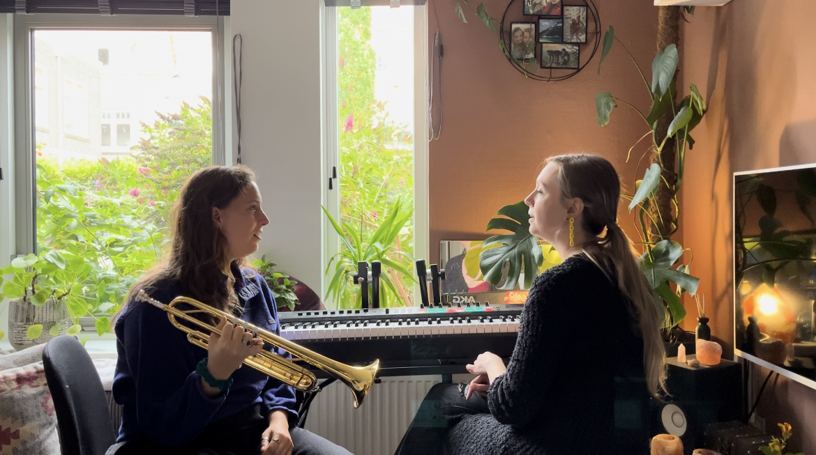 Twee meiden die bezig zijn met muziekles in Assen