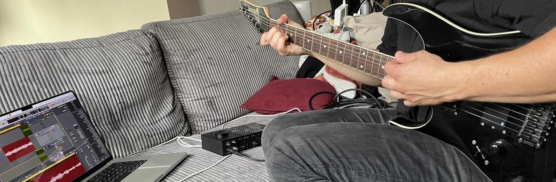 jongen speelt gitaar makkelijke liedjes met 4 akkoorden leren